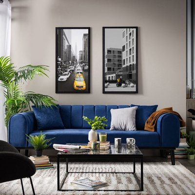 Plava sofa kao centar pažnje atraktivnog enterijera